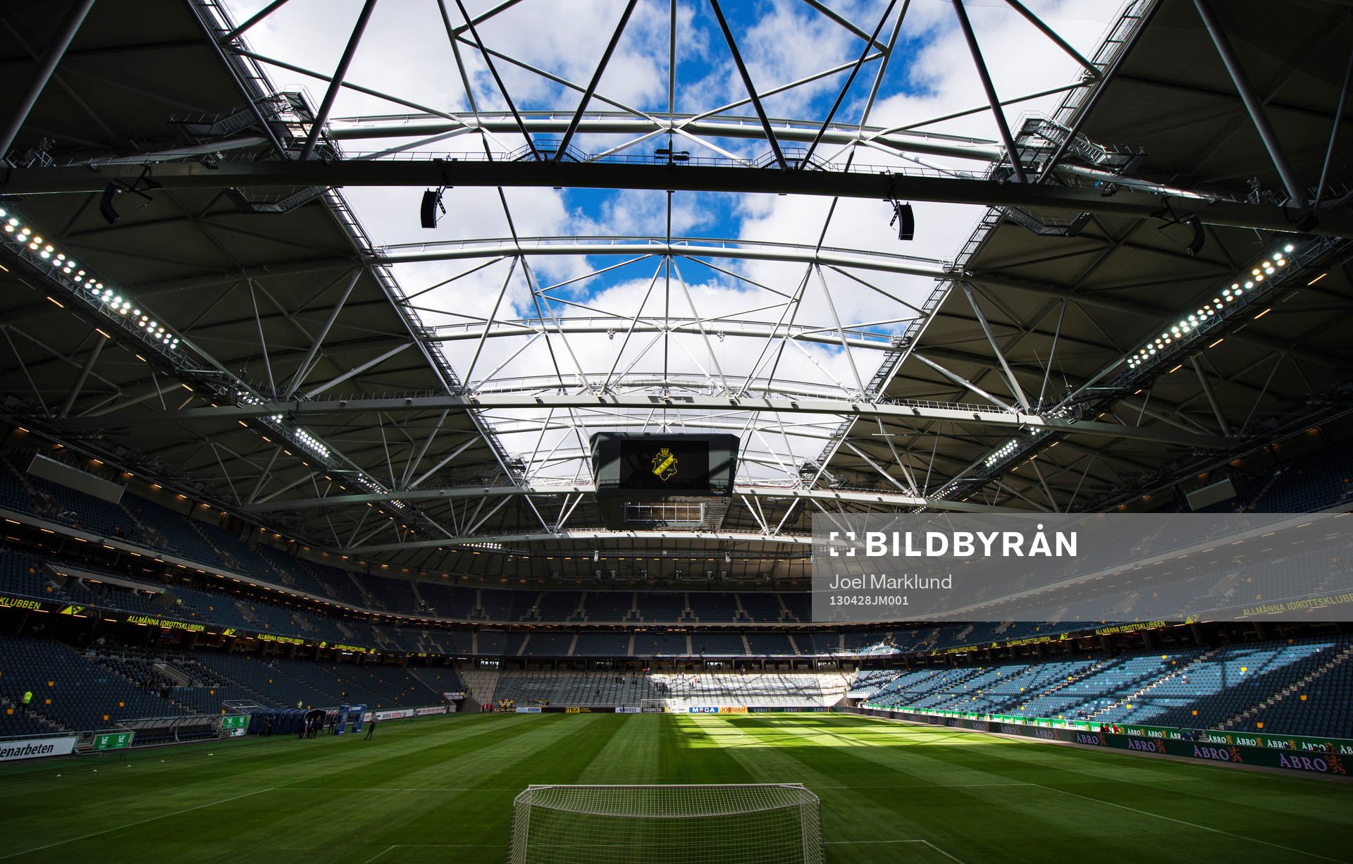 Taket är öppet på Friends Arena