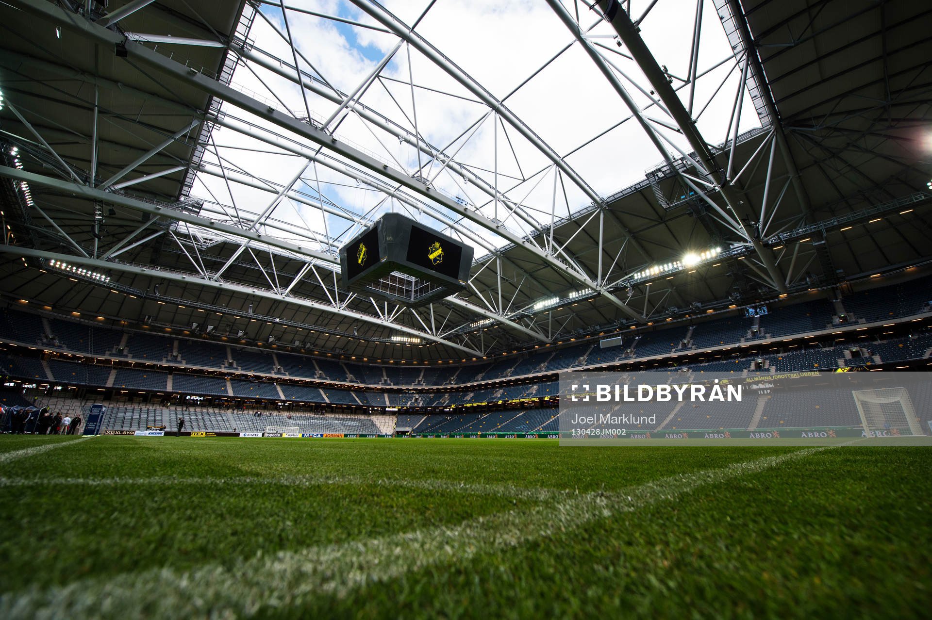 Taket är öppet på Friends Arena
