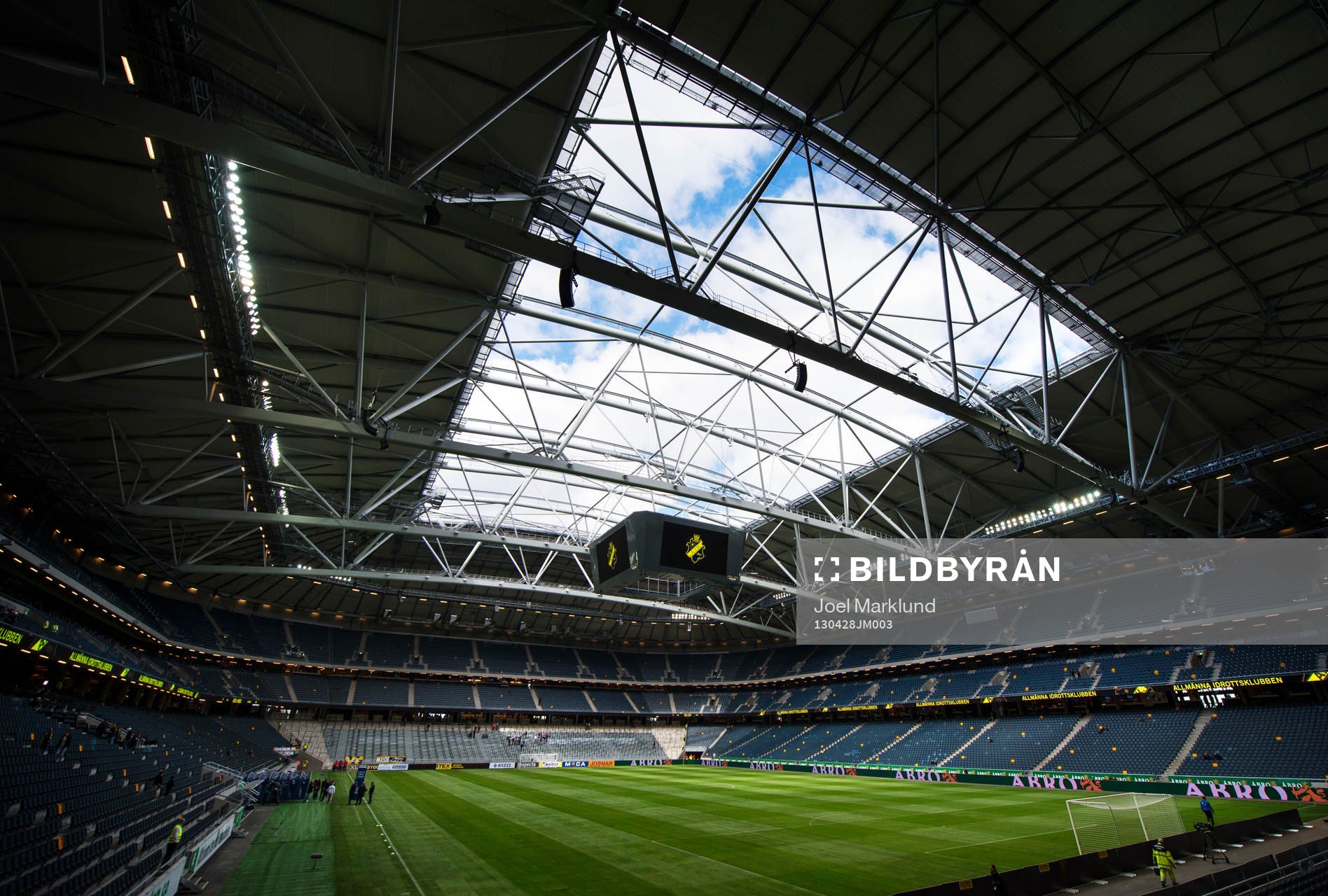 Taket är öppet på Friends Arena