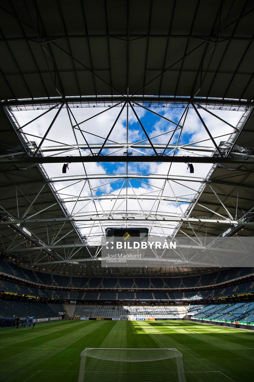 Taket är öppet på Friends Arena
