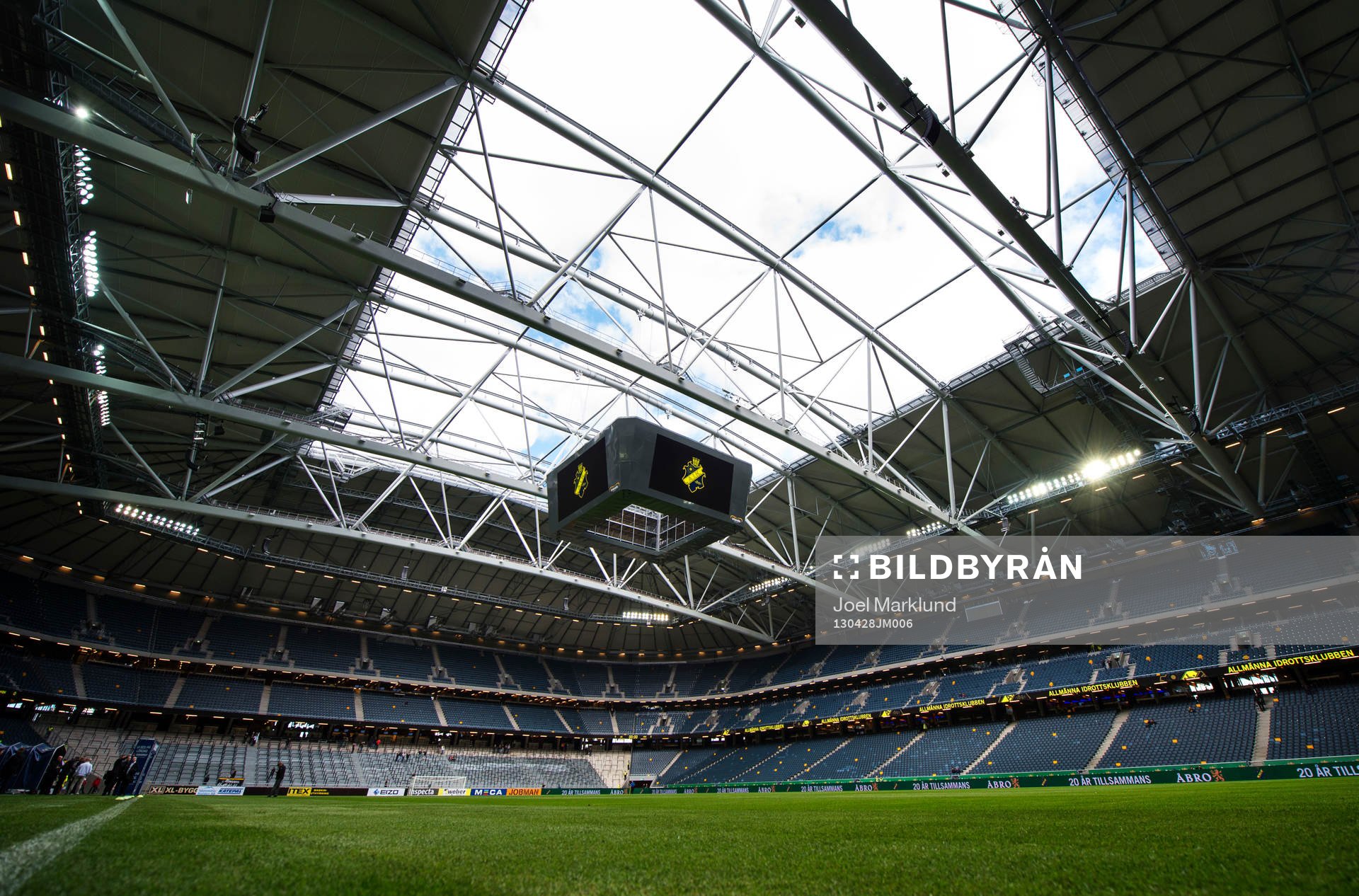 Taket är öppet på Friends Arena