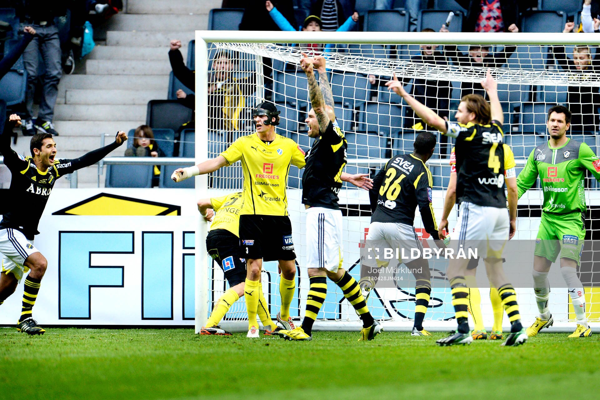 Fotboll, Allsvenskan, AIK - Halmstad: Celso Borges, Daniel Majstorovic, Nils-Eric Johansson, AIK jublar efter 1-1 målet.