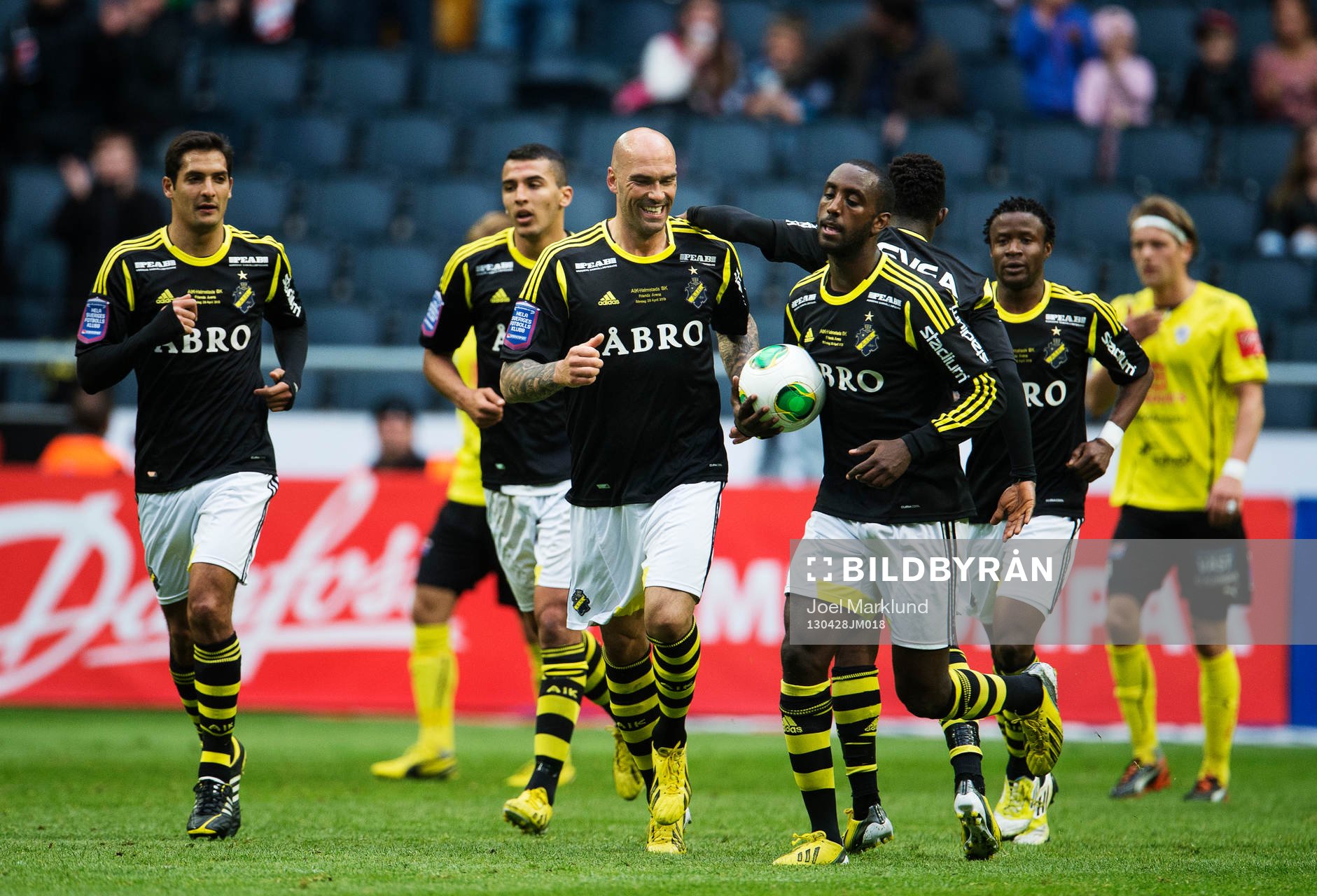 Daniel Majstorovic, AIK, gratuleras till sitt 1-1-mål. Han
