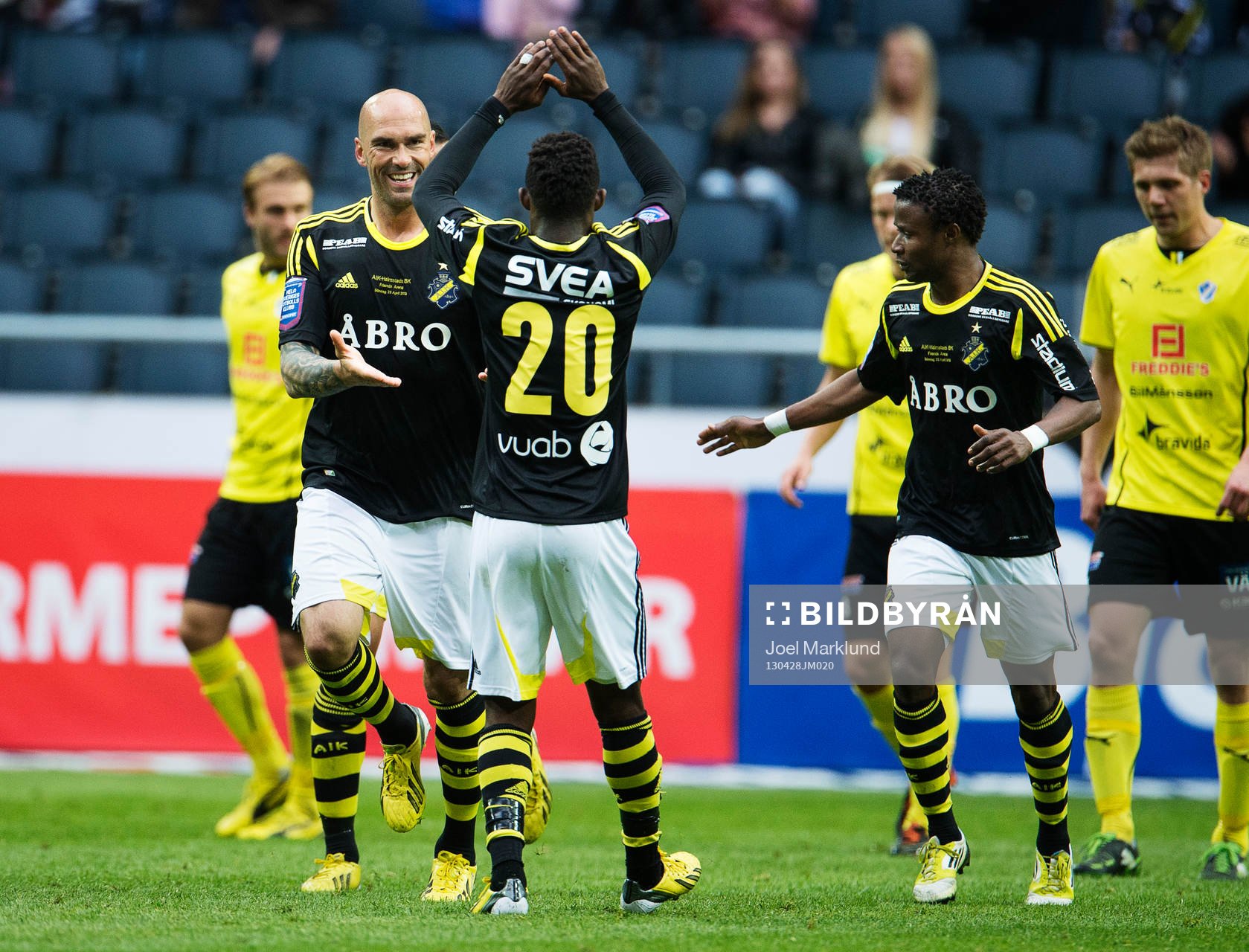 Fotboll, Allsvenskan, AIK - Halmstad: Daniel Majstorovic (V), AIK, gratuleras till sitt 1-1-mål. Han blev första AIK-spelare att göra mål på Friends Arena.