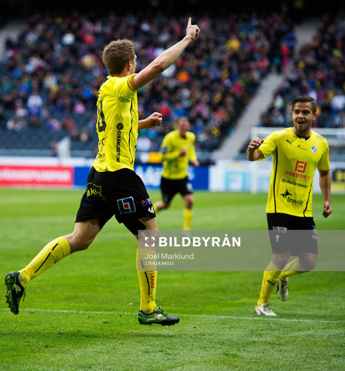Mikael Boman och Kristinn Steindórsson, Halmstad, jublar
