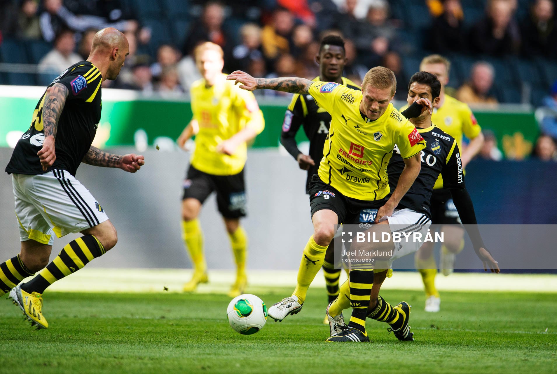 Gudjón Baldvinsson, Halmstad, stoppas av Celso Borges, AIK
