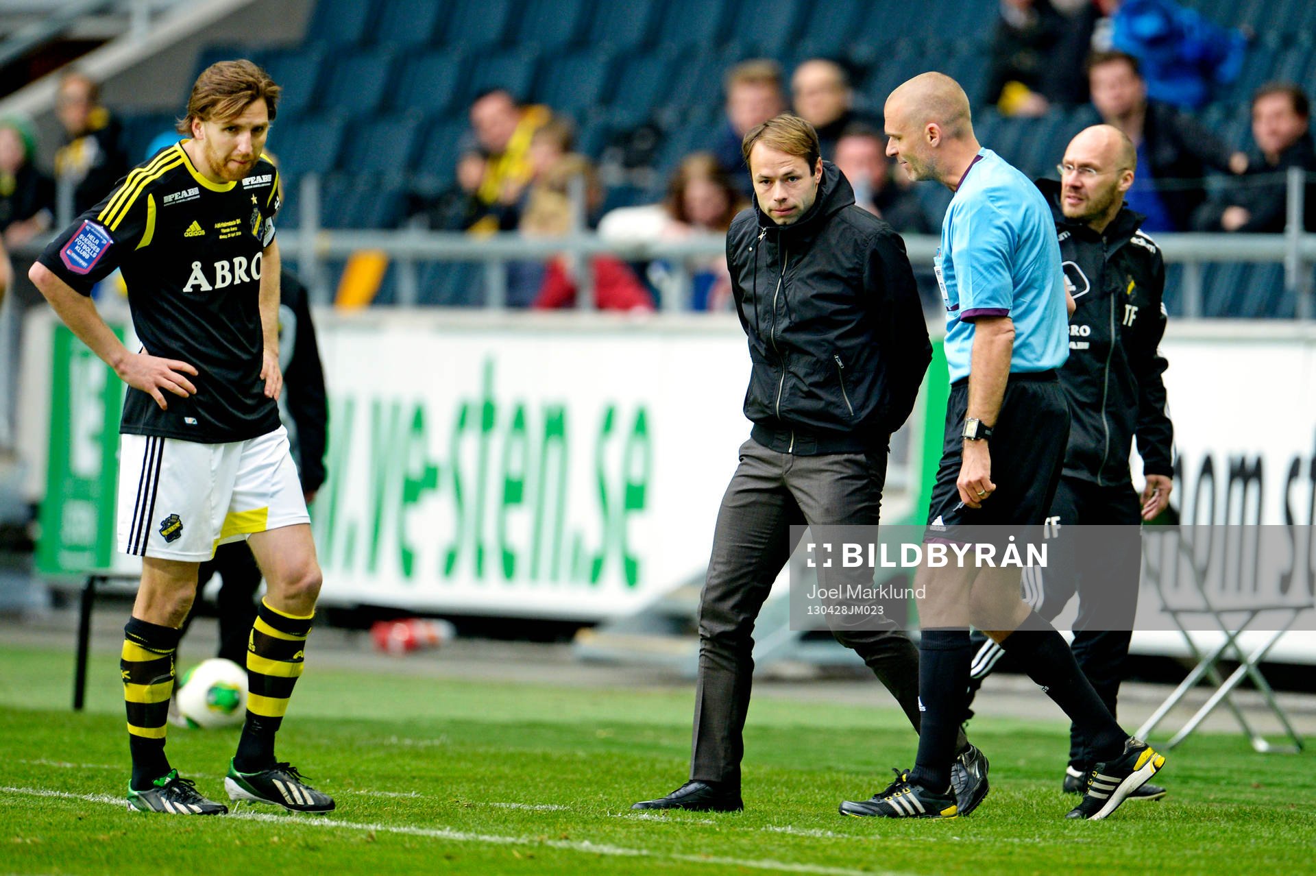 Andreas Alm, tränare AIK, får en tillsägelse av domaren