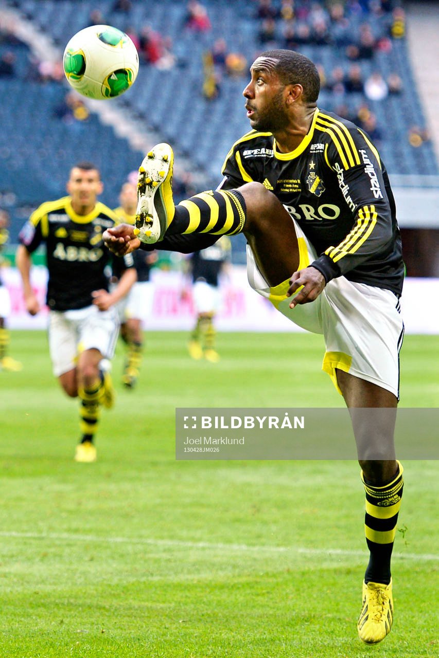 Henok Goitom, AIK, tar ner bollen i straffområdet
