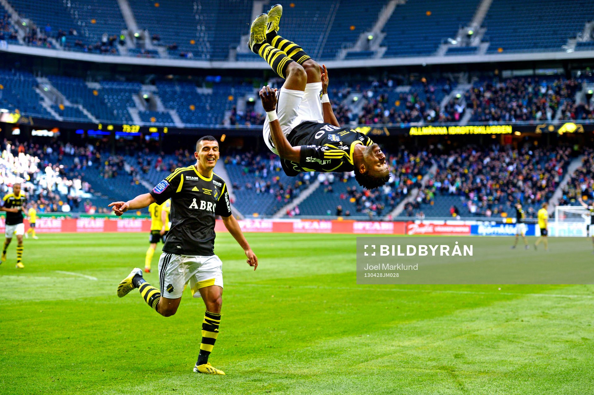 Nabil Bahoui och Kennedy Igboananike, AIK, jublar