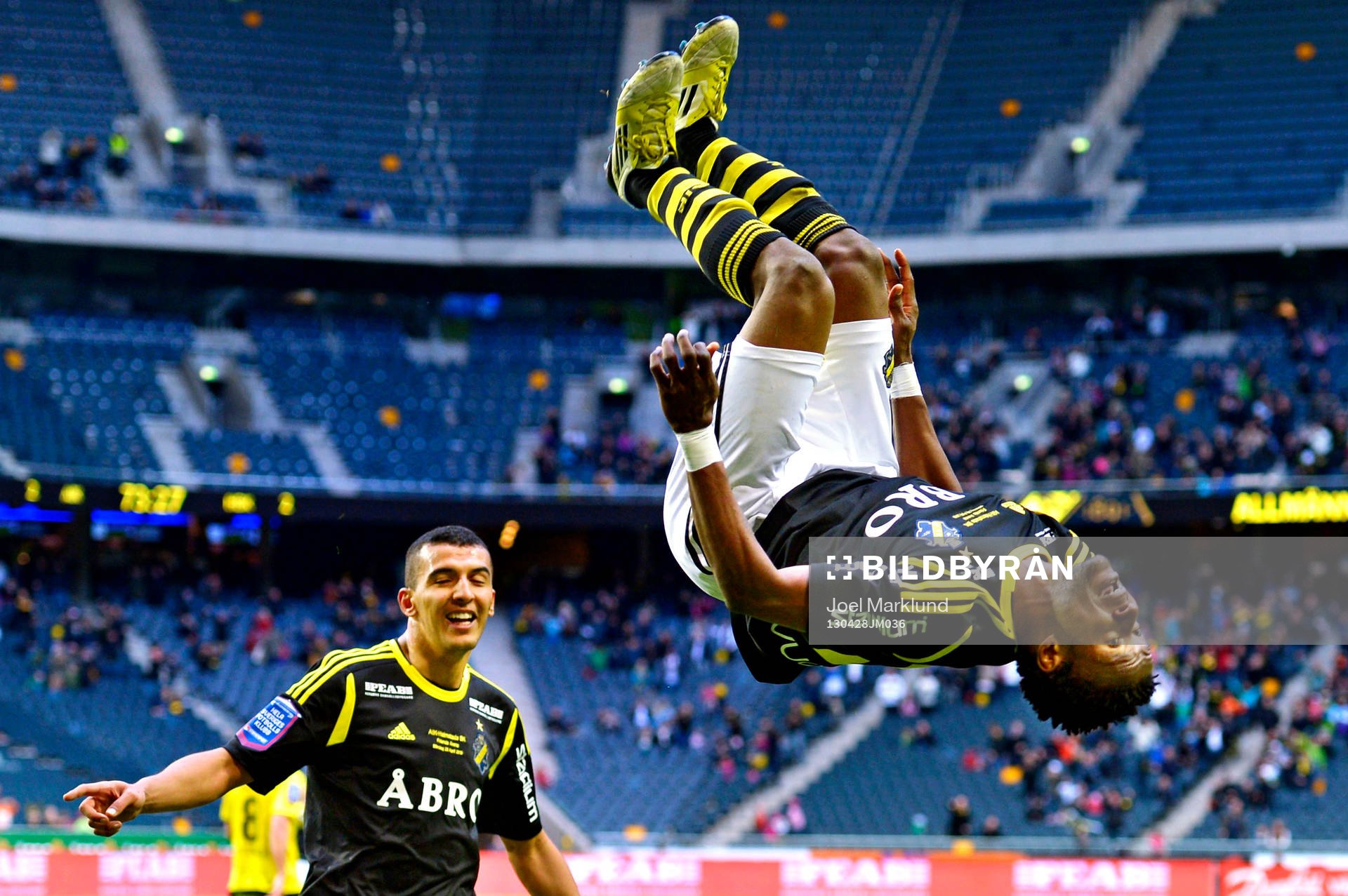 Nabil Bahoui och Kennedy Igboananike, AIK, jublar