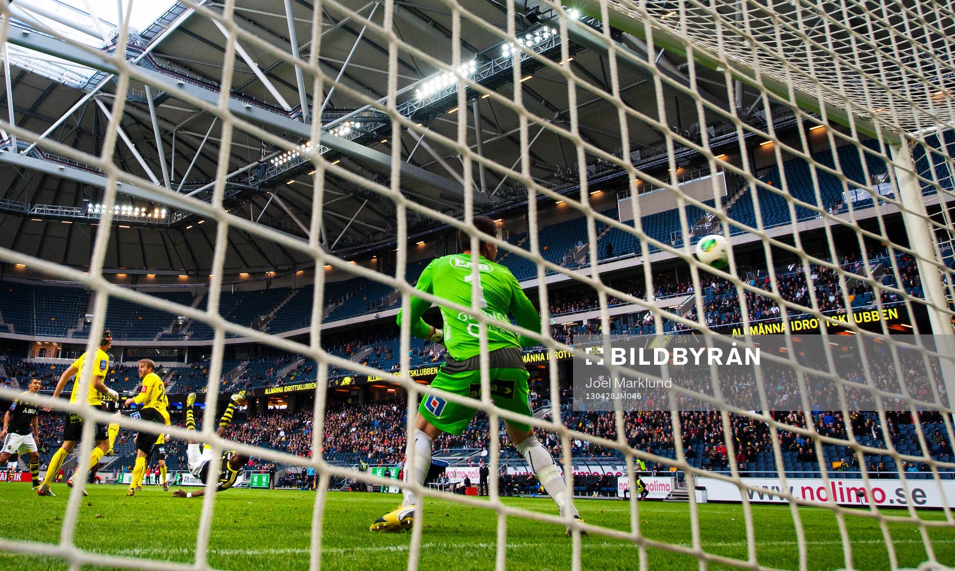 Kennedy Igboananike, AIK, skjuter in 3-2 med en cykelspark