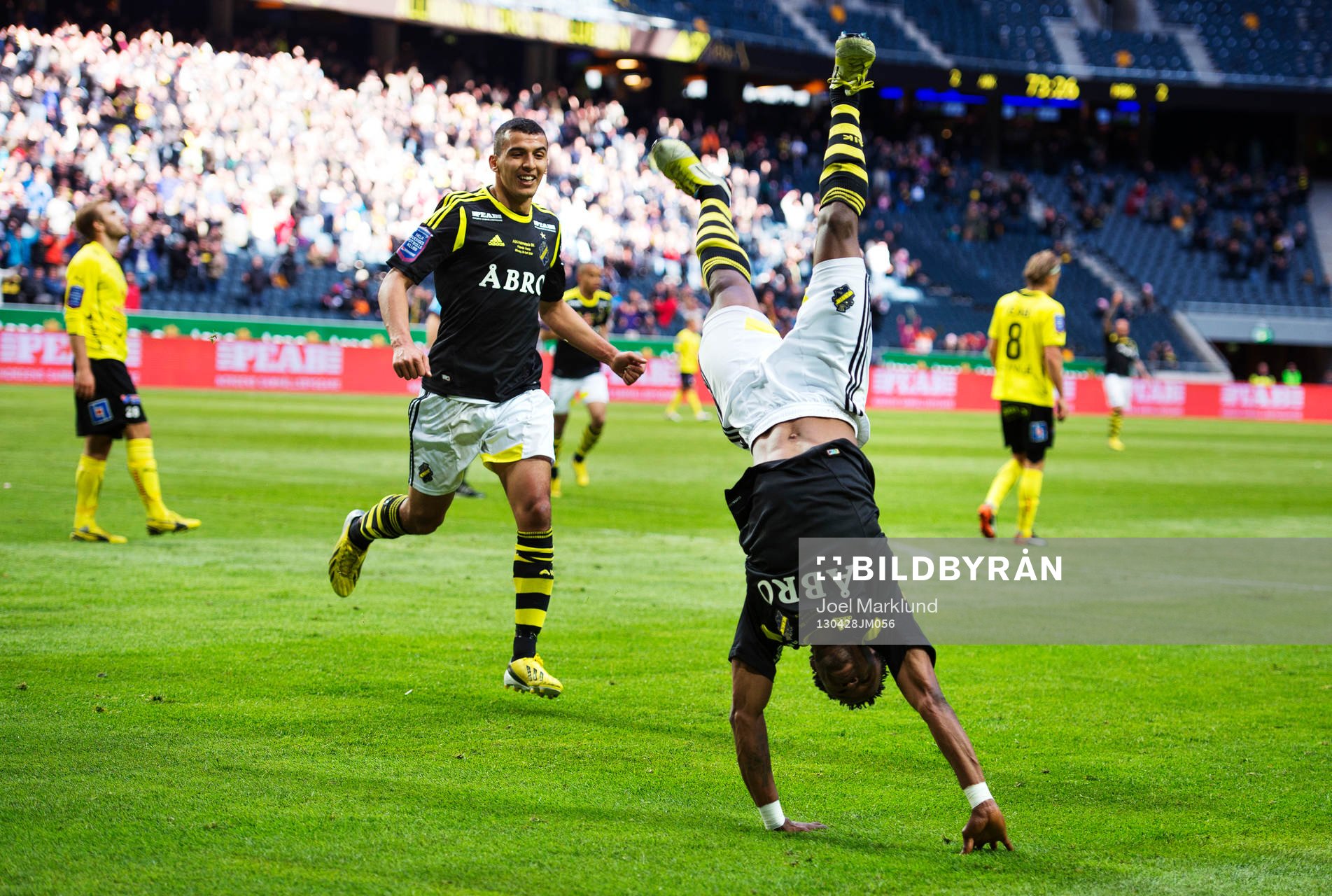 Nabil Bahoui och Kennedy Igboananike, AIK, jublar