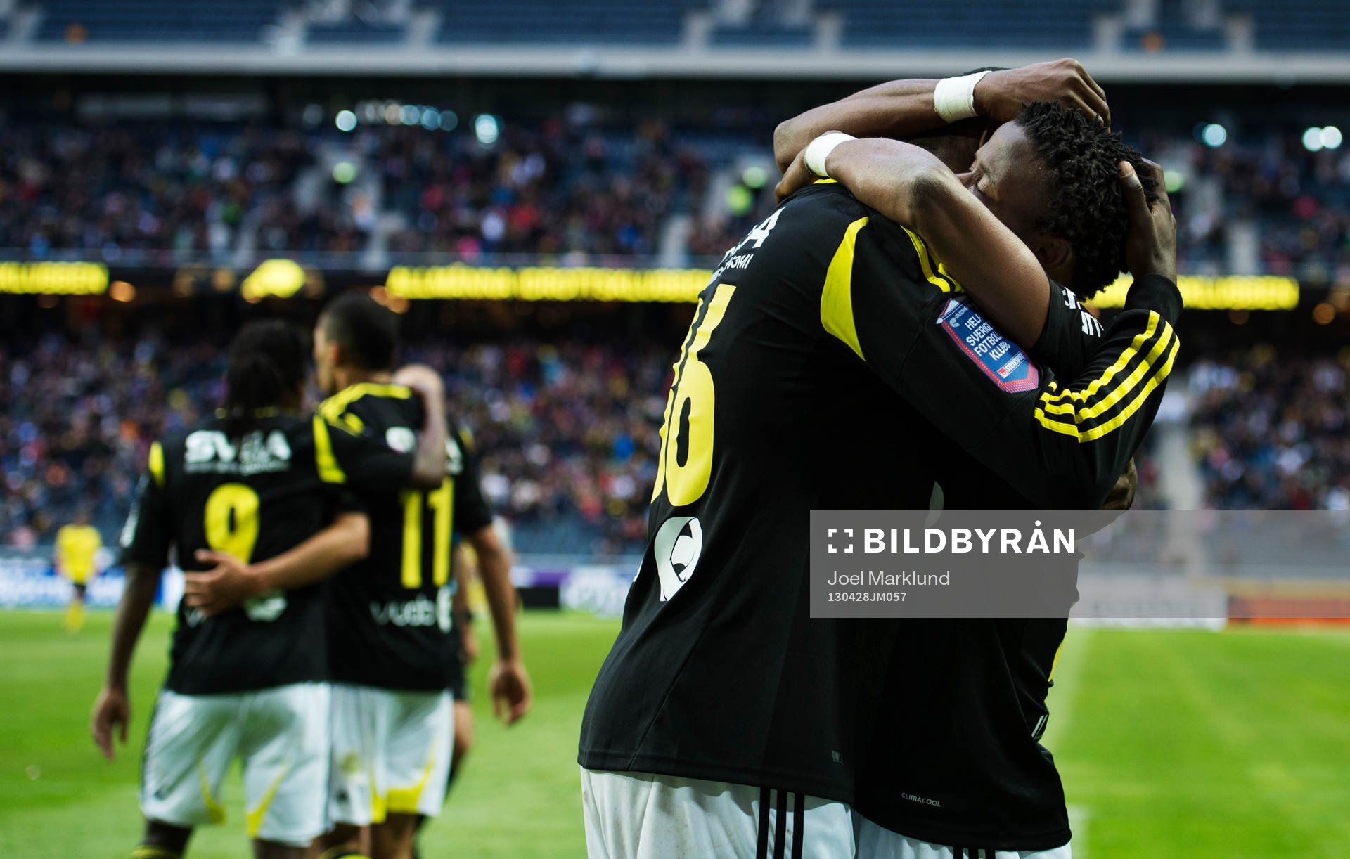 Henok Goitom och Kennedy Igboananike, AIK, kramar om
