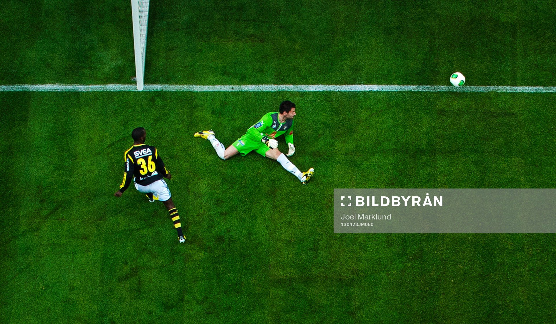 Henok Goitom, AIK, skjuter in 2-1 bakom Stojan Lukic,