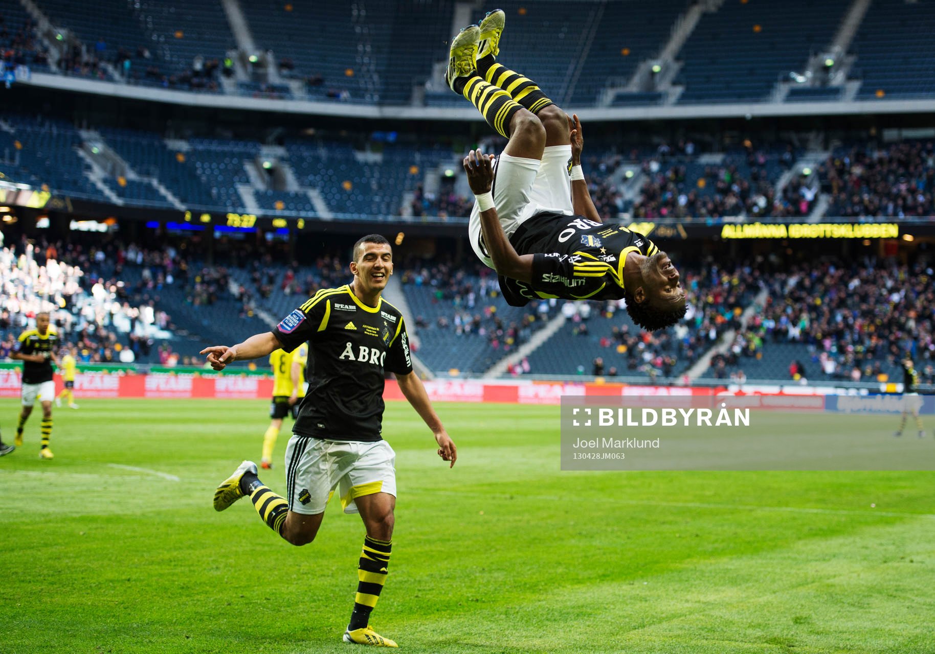 Nabil Bahoui och Kennedy Igboananike, AIK, jublar