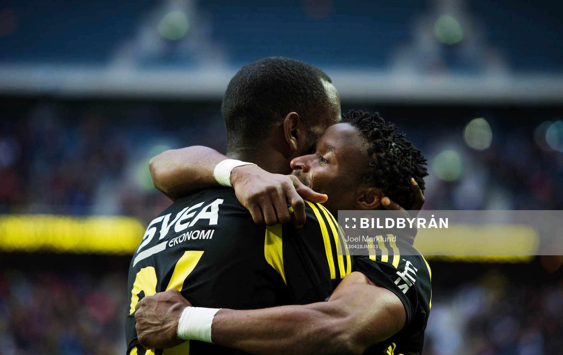 Henok Goitom och Kennedy Igboananike, AIK, kramar om