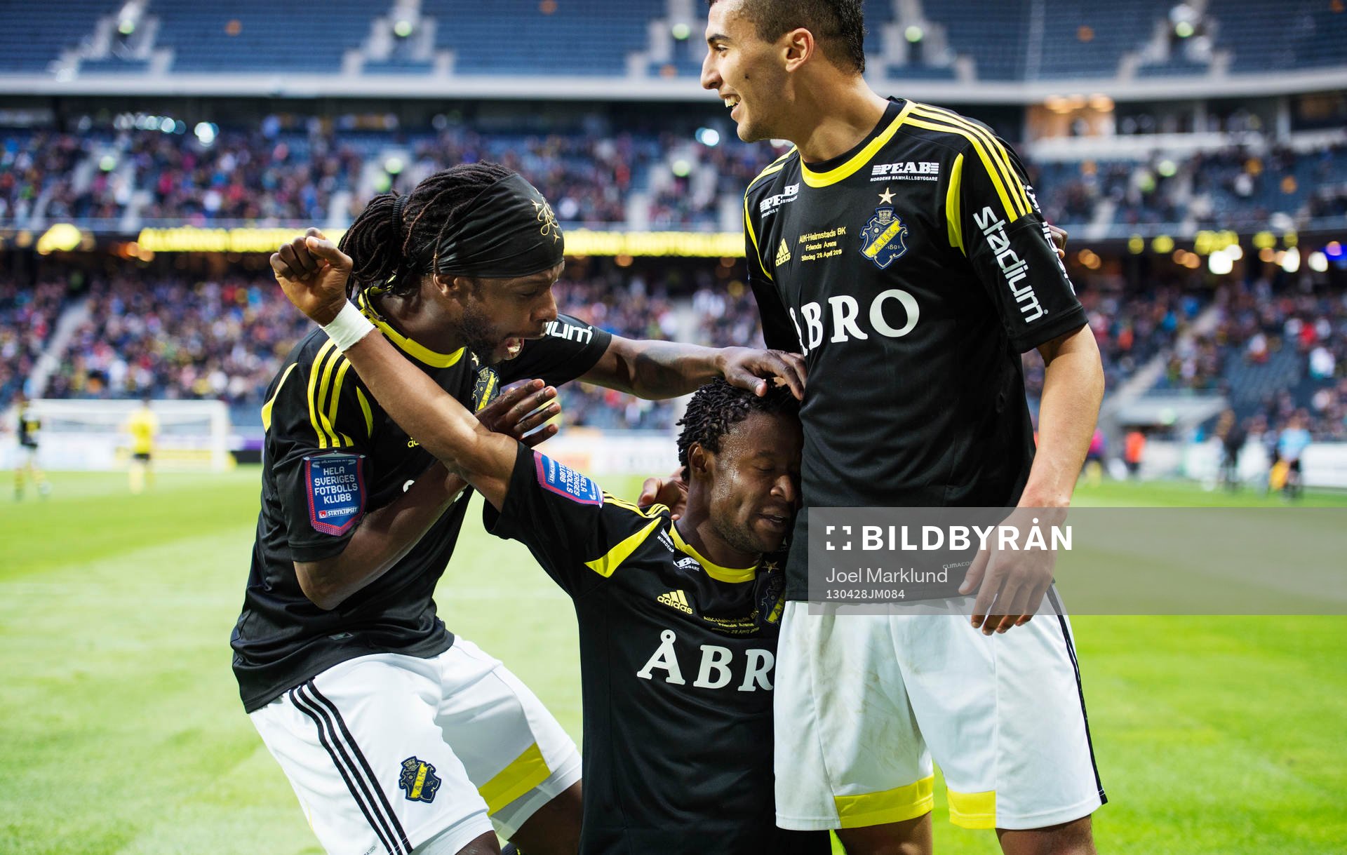 Fotboll, Allsvenskan, AIK - Halmstad: Martin Kayongo-Mutumba, Kennedy Igboananike och Nabil Bahoui, AIK, jublar efter 3-2-målet.