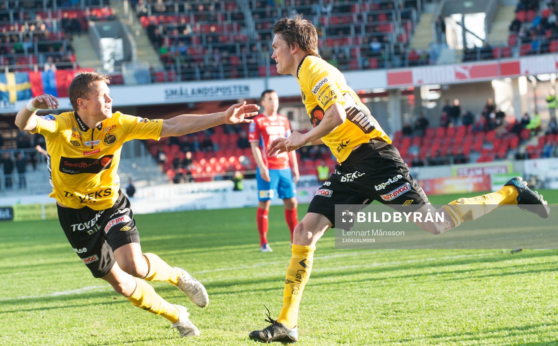 2-1 Lasse Nilsson, Elfsborg, som grattas av Viktor Claesson