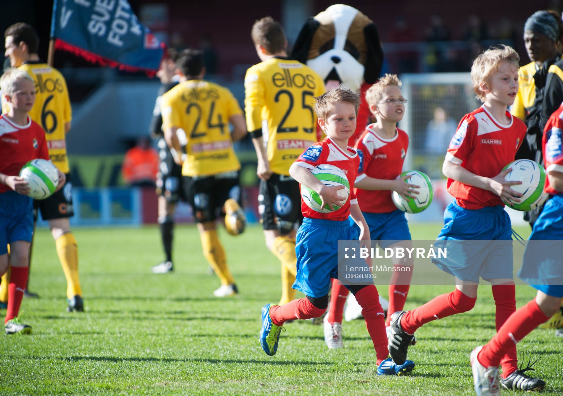 Matchmascotar lämnar planen, dags för avspark