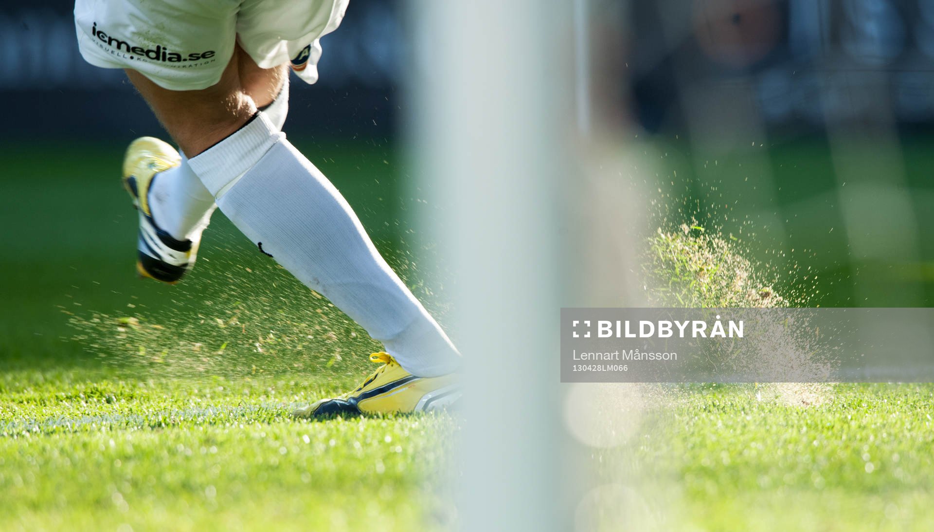 Fotboll, allsvenskan, Öster - Elfsborg: Fot, fotbollsskor, gräs som yr, målstolpe