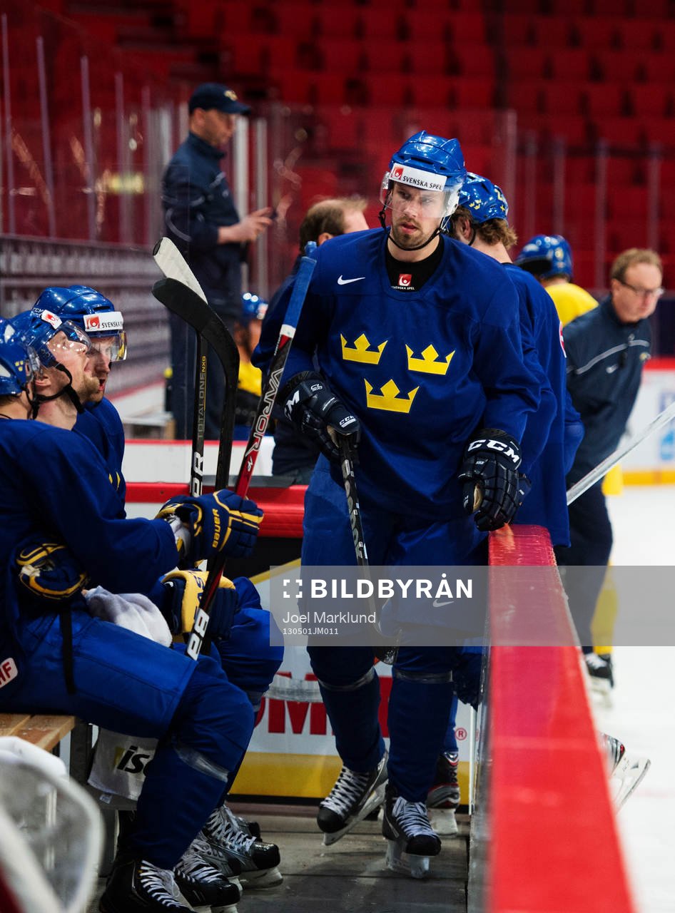 Dick Axelsson på väg in i båset