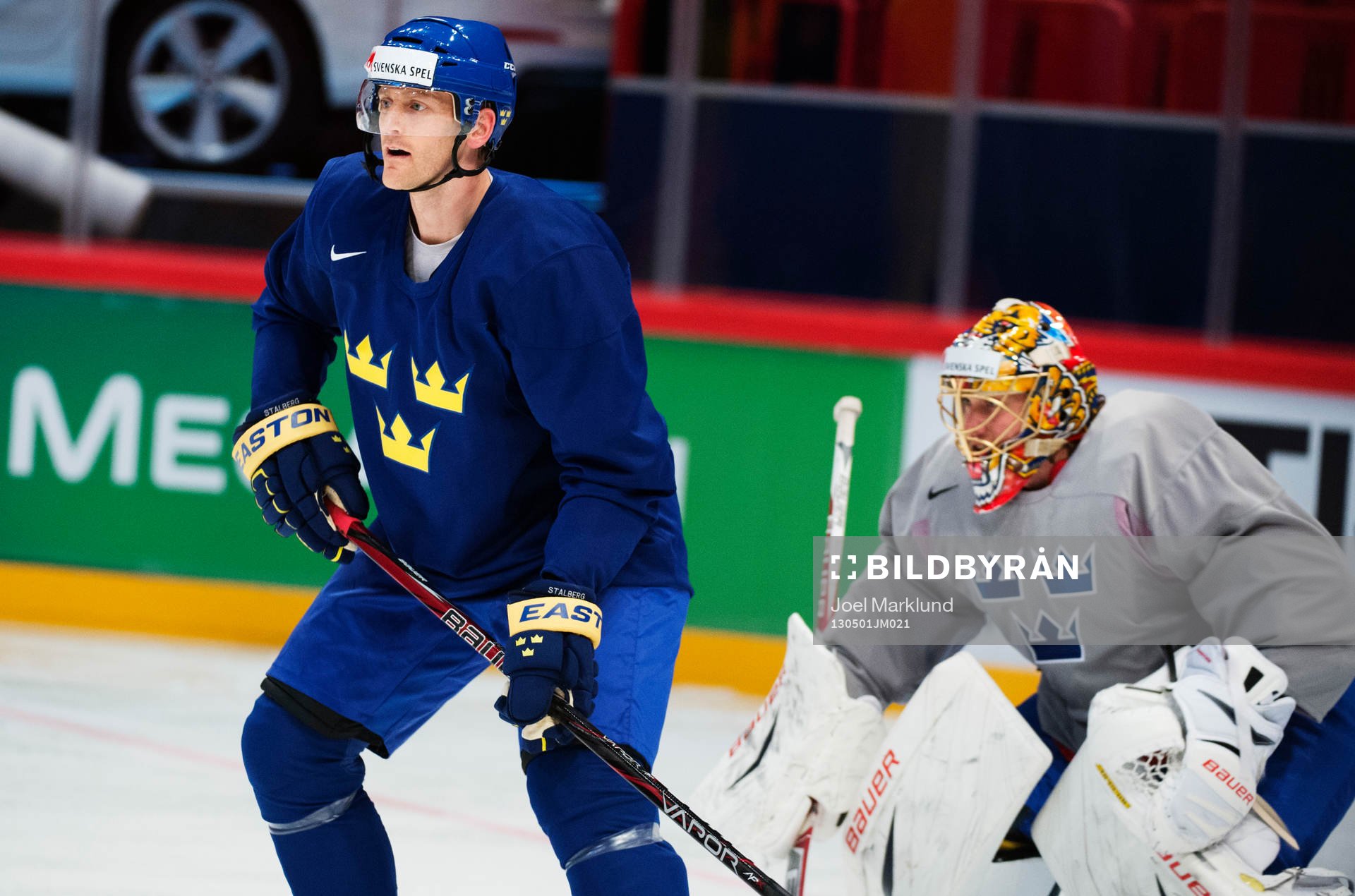 Henrik Tallinder framför målvakten Jacob Markström