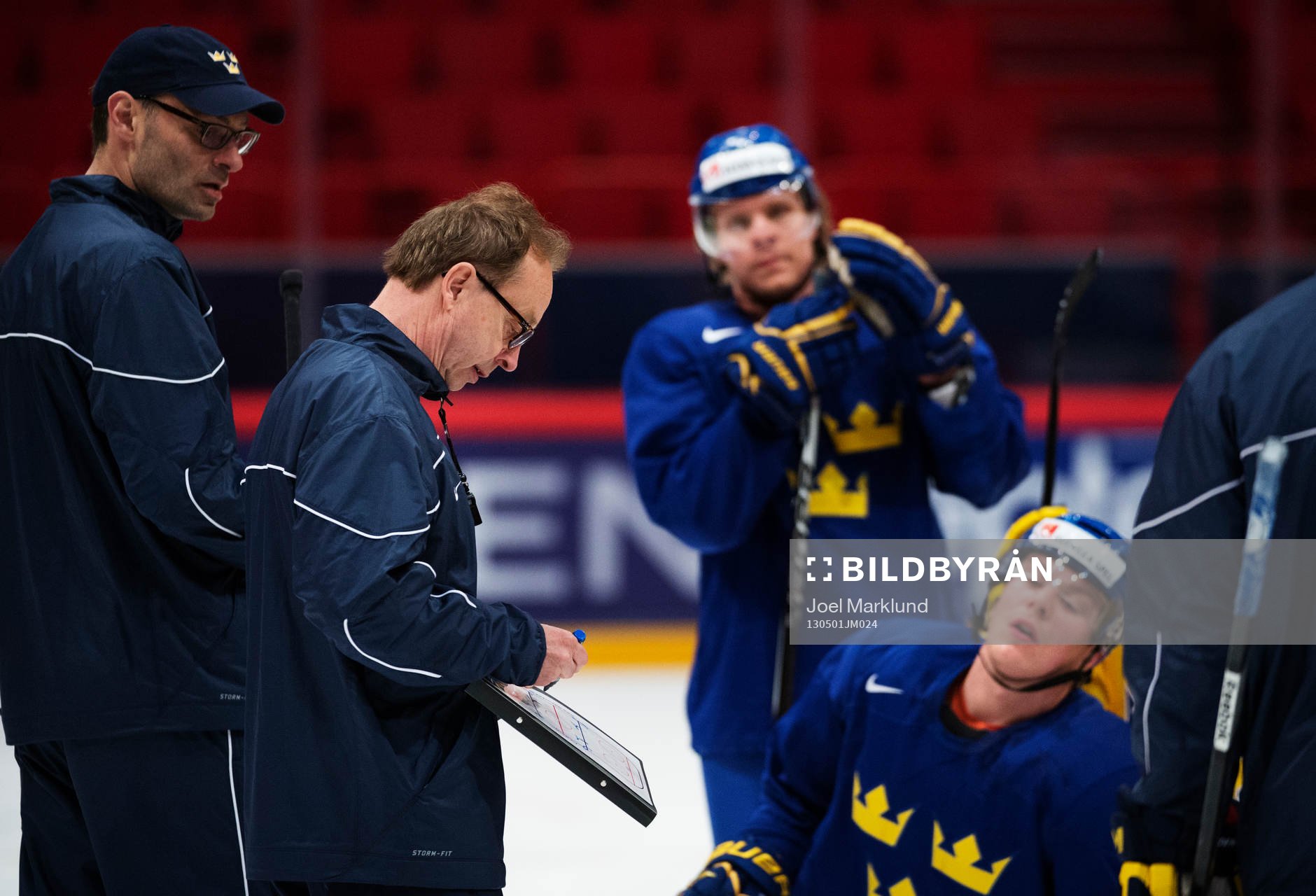 Förbundskapten Pär Mårts ger instruktioner till spelare
