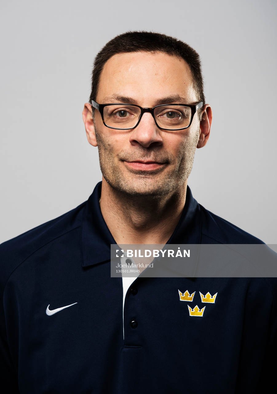 Inför VM i ishockey så poserar Peter Popovic,