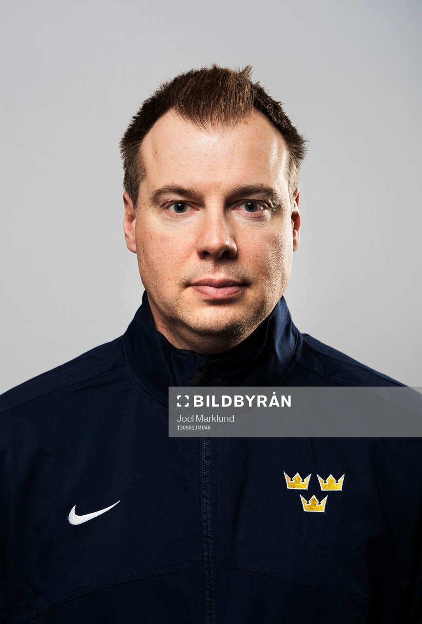 Inför VM i ishockey så poserar Rikard Grönborg,