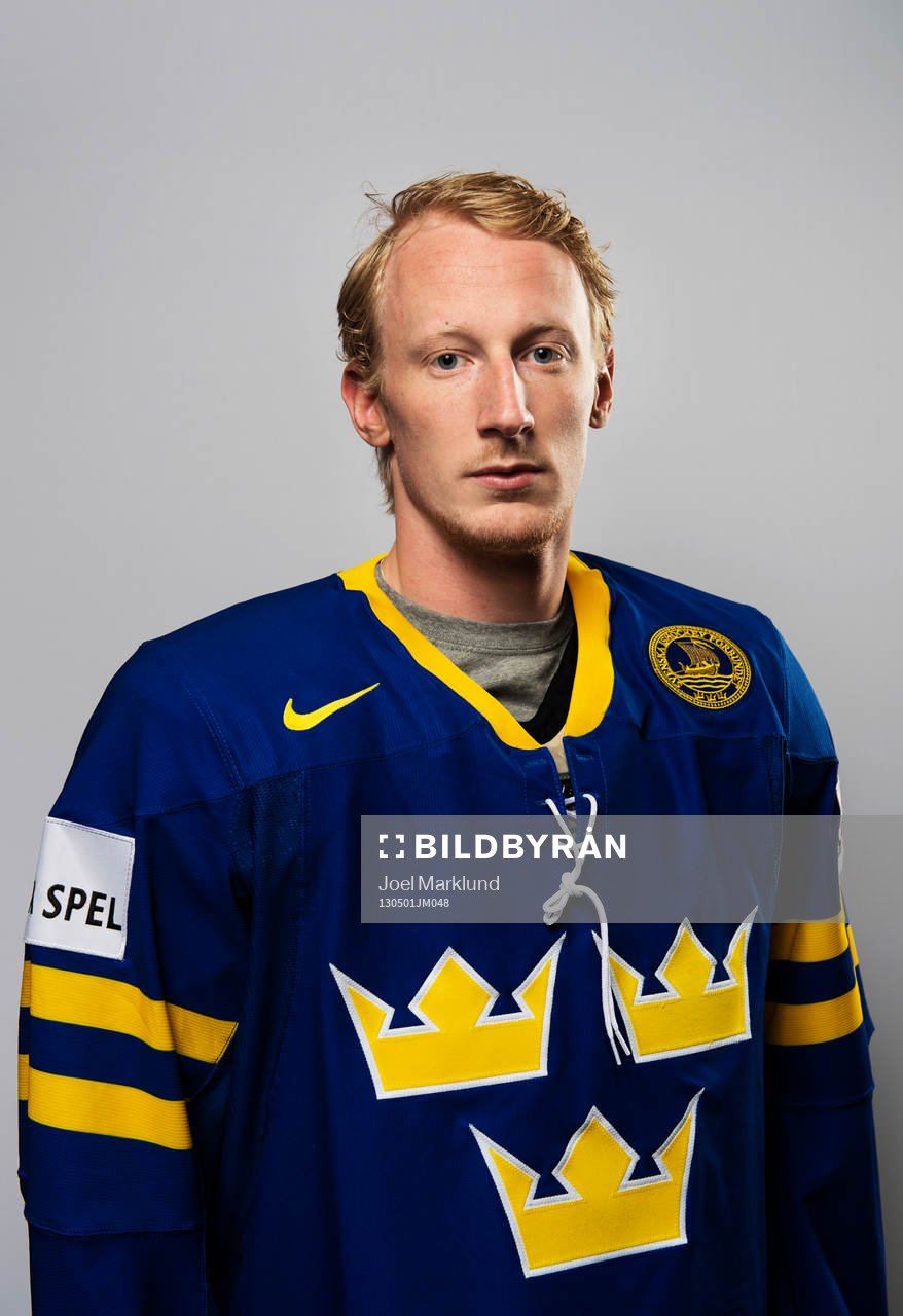 Inför VM i ishockey så poserar Simon Hjalmarsson,