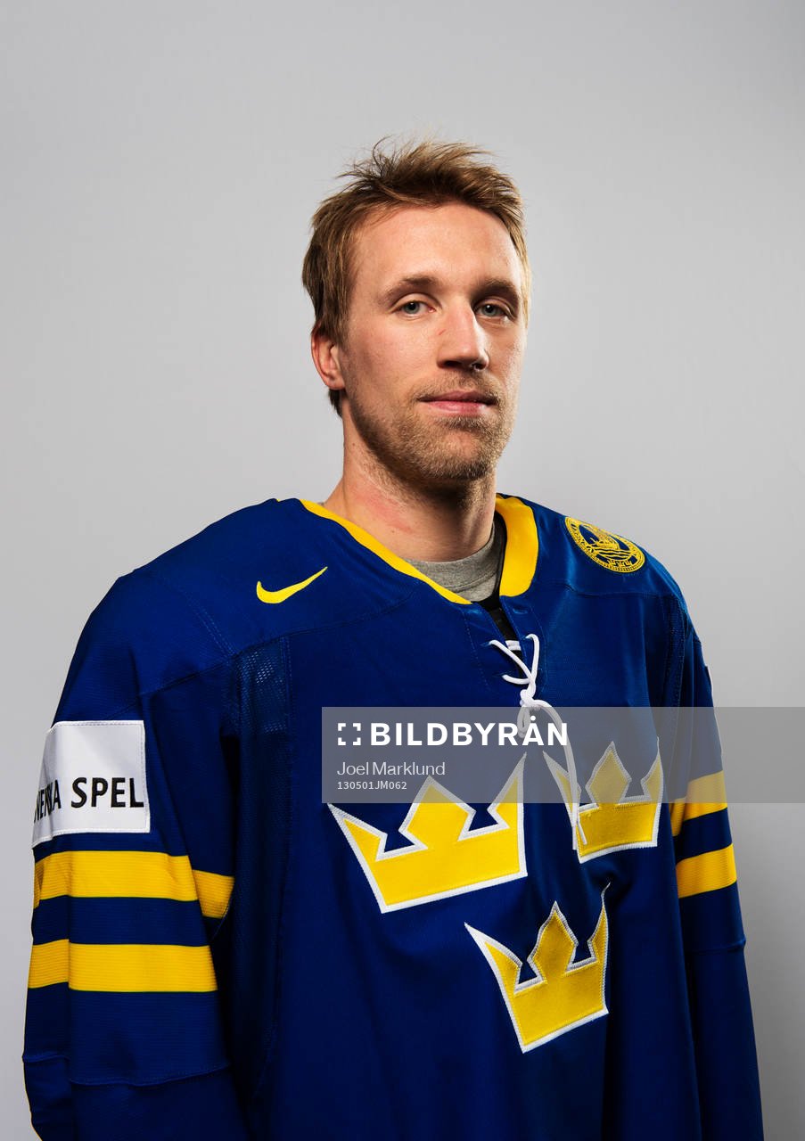 Inför VM i ishockey så poserar Martin Thörnberg,