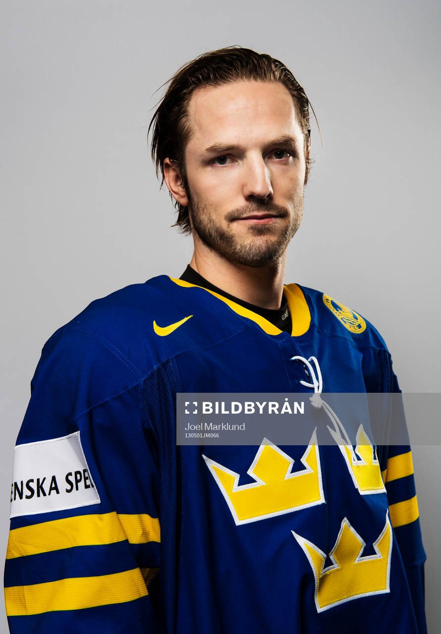 Inför VM i ishockey så poserar Niklas Persson, Sverige,