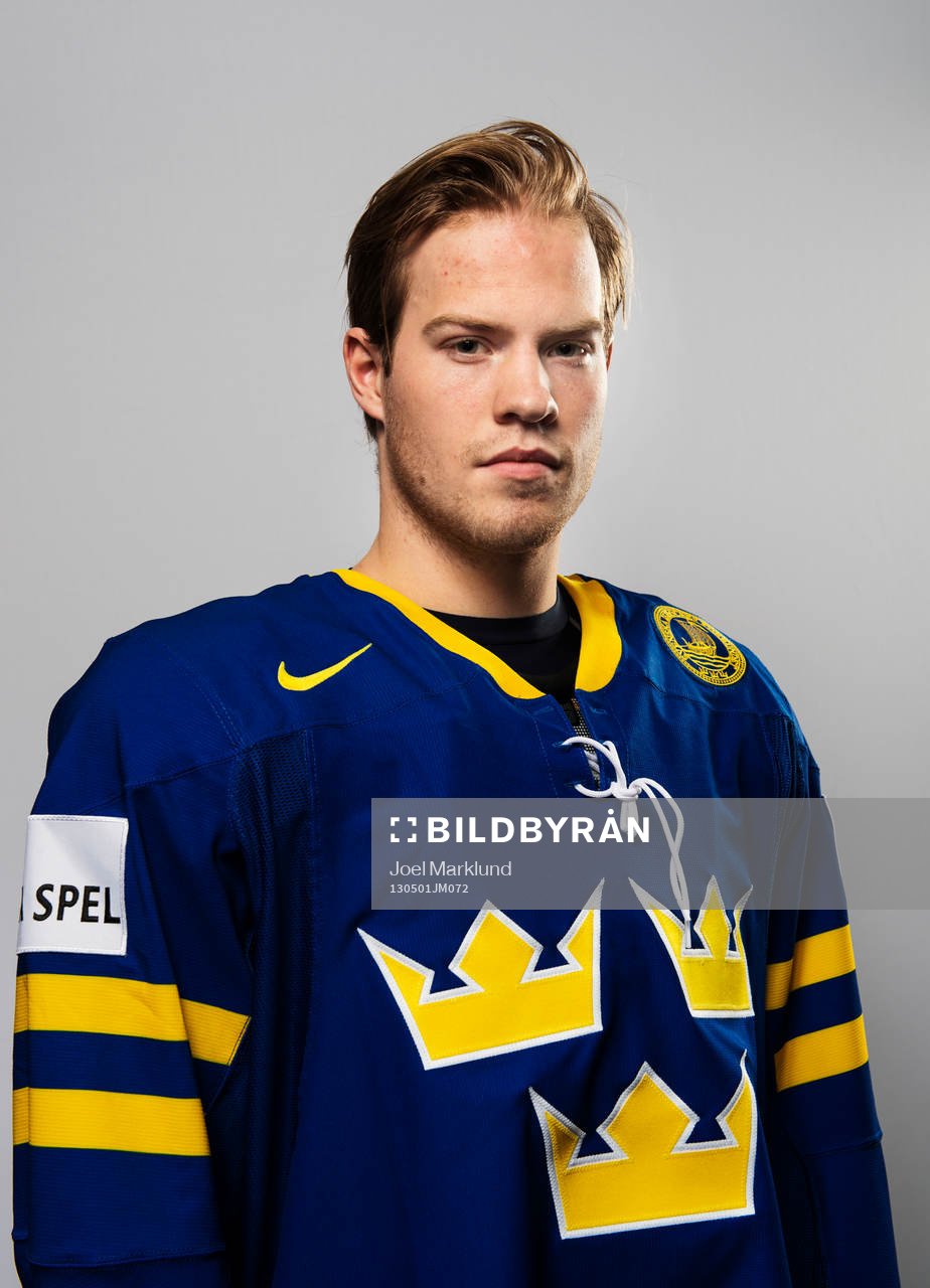 Inför VM i ishockey så poserar Oscar Lindberg, Sverige,