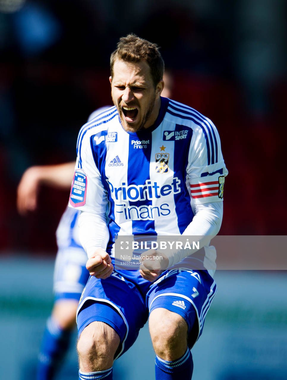 Tobias Hysén, IFK Göteborg, får en för lång boll och