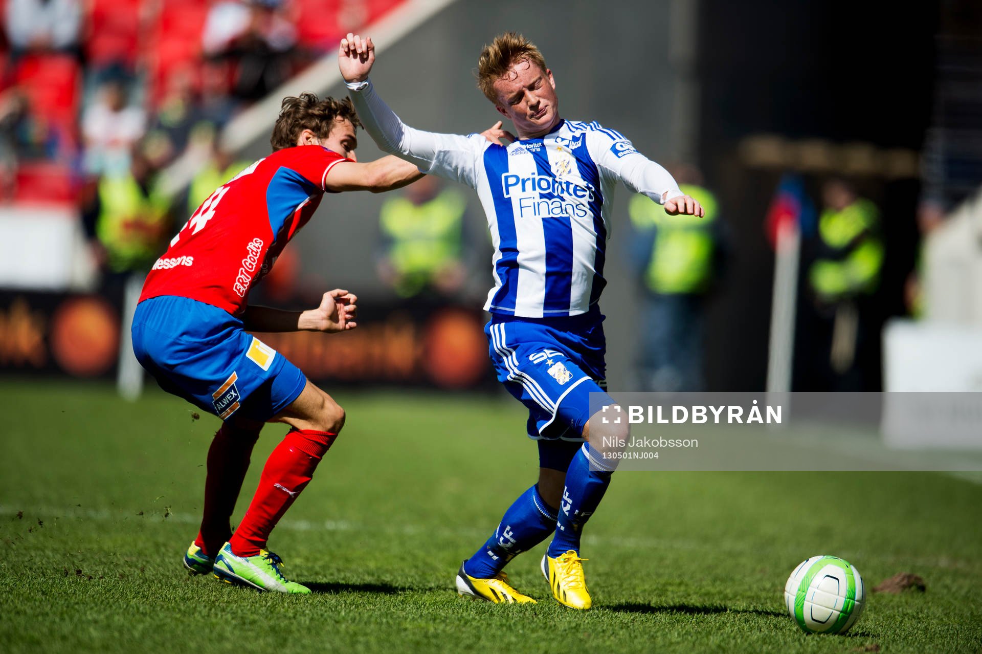 Sam Larsson, IFK Göteborg, rivs ner