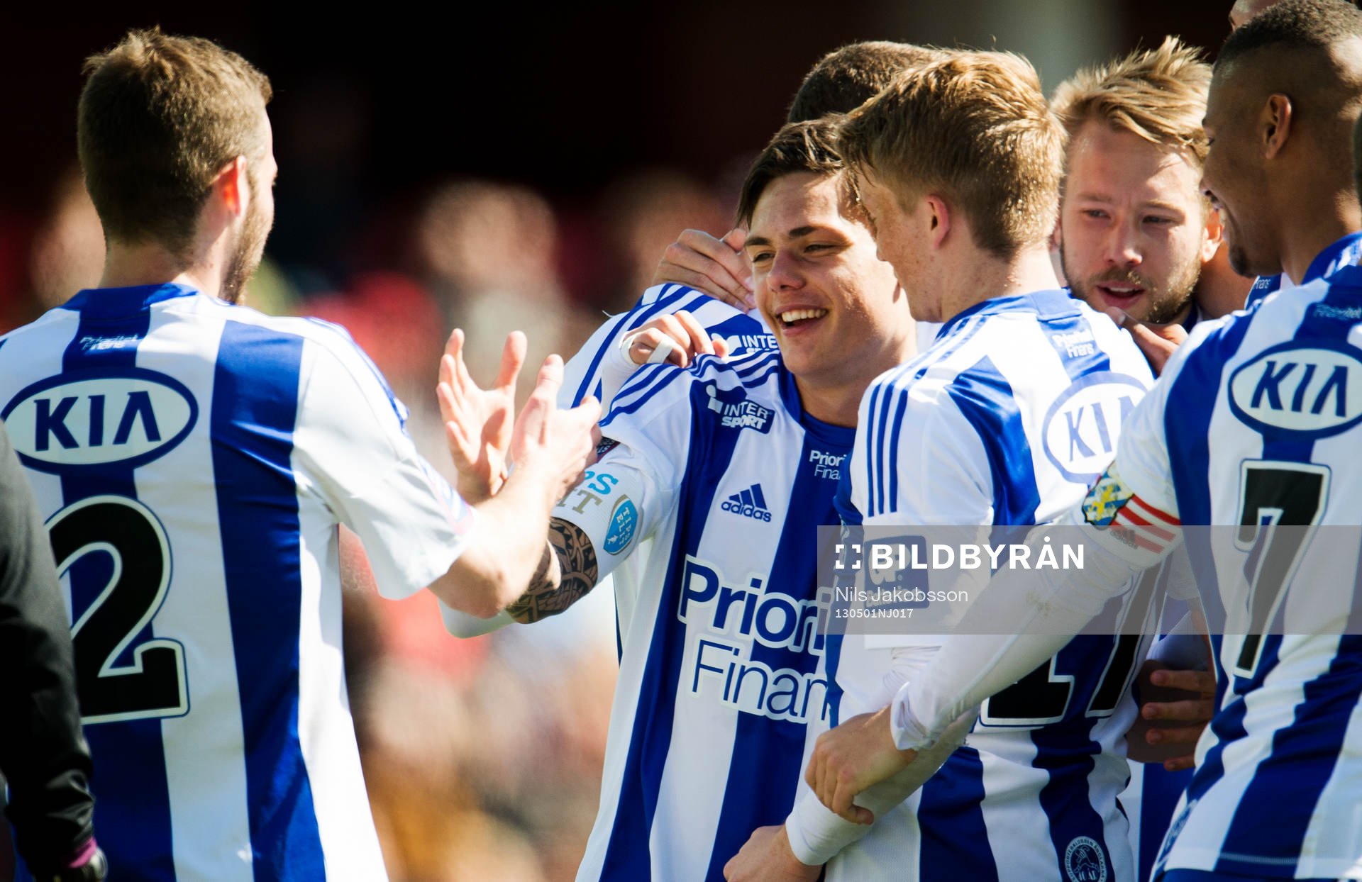 David Moberg Karlsson, IFK Göteborg, gratuleras av sina