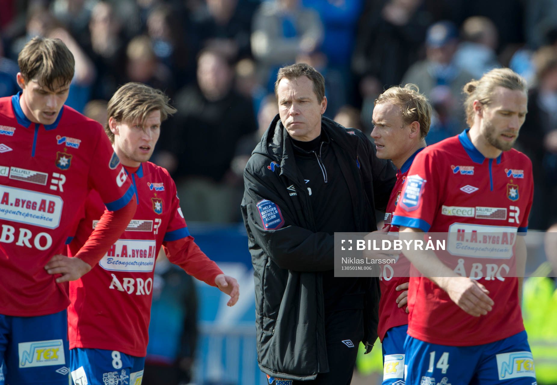 Hans Prytz, tränare Örgryte tröstar deppande