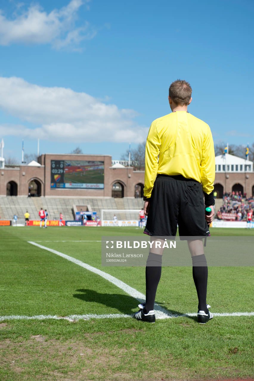 Fotboll, Svenska cupen, semifinal, Djurgården - Örgryte: Femdomarsystem, Straffområdesdomare, domare, genre.