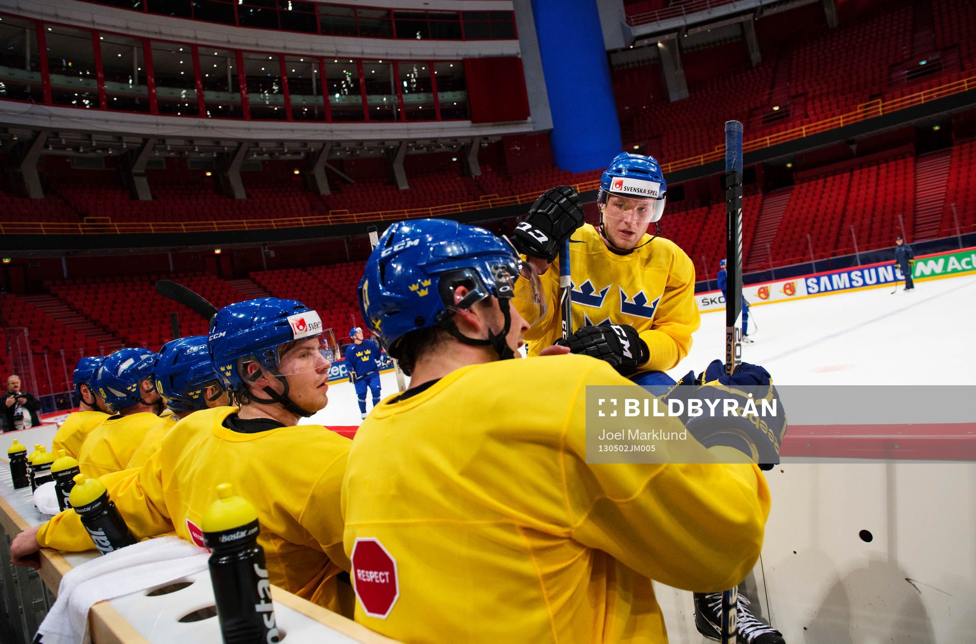 Gabriel Landeskog sitter och pratar med lagkamrater