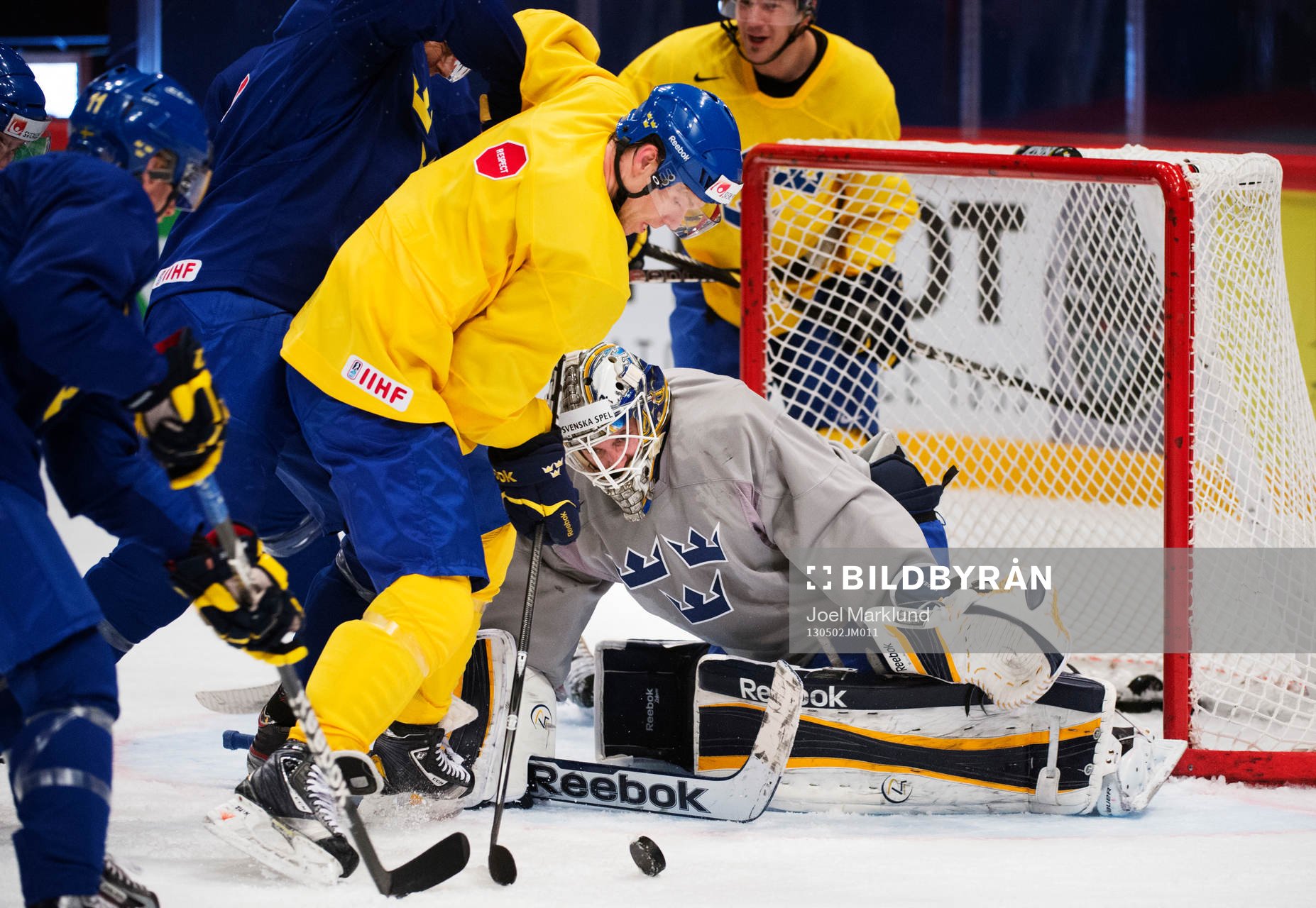 Nicklas Danielsson utmanar målvakten Jhonas Enroth