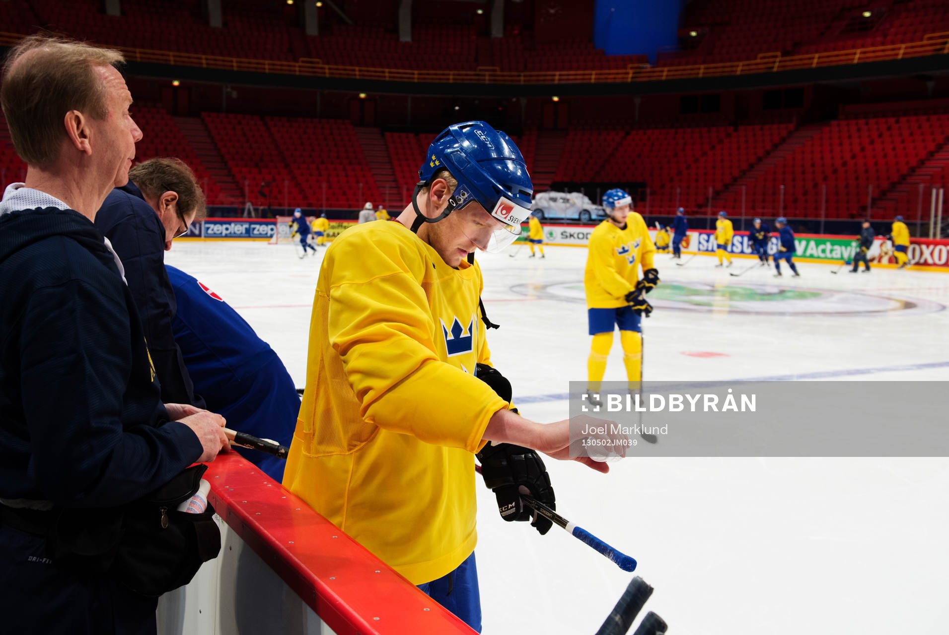 Gabriel Landeskog häller pulver på sin klubba
