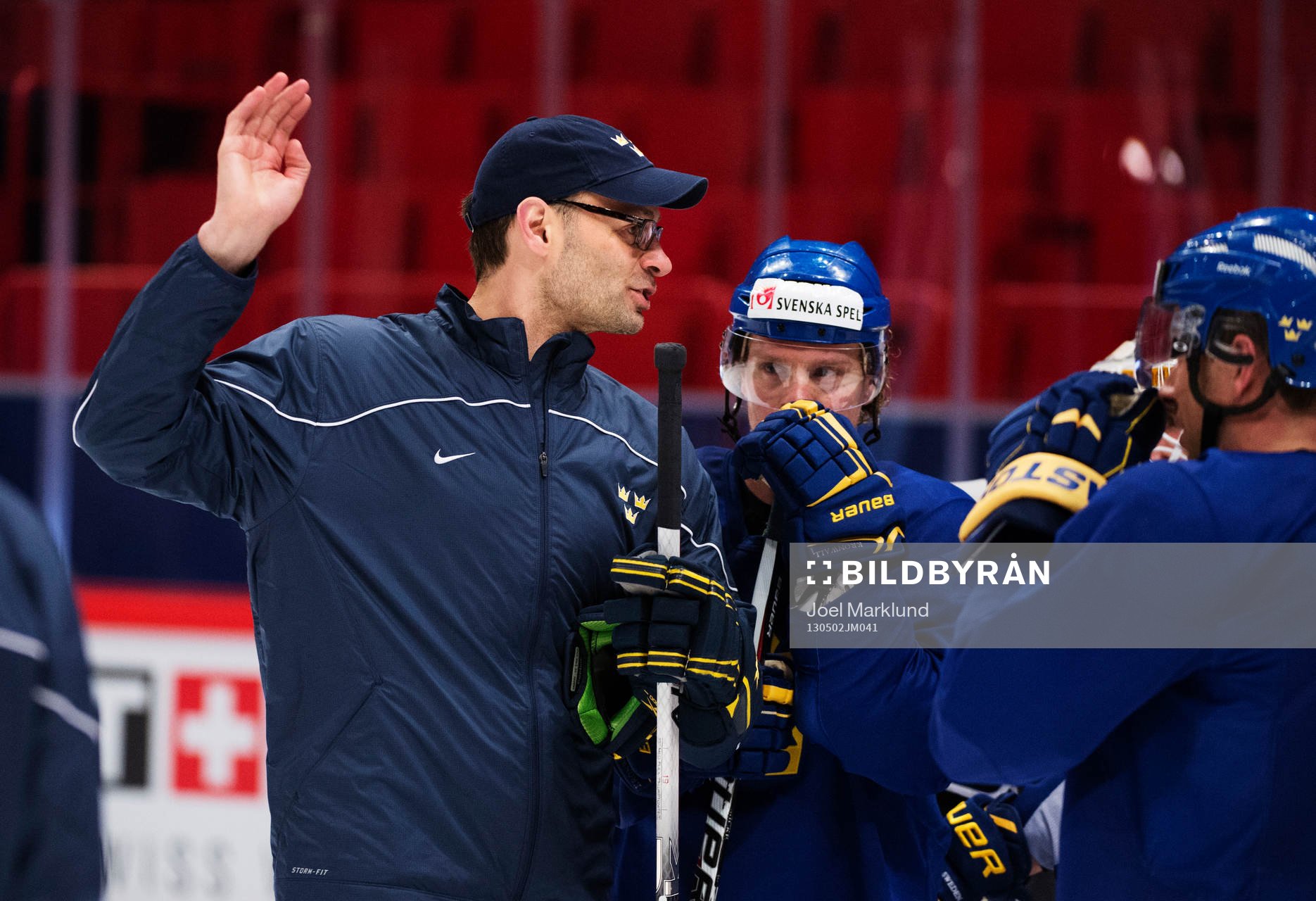 Peter Popovic, assisterande tränare, pratar med Andreas