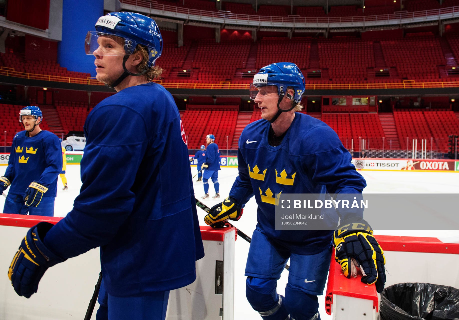 Andreas Jämtin och Simon Hjalmarsson kliver in i ett bås
