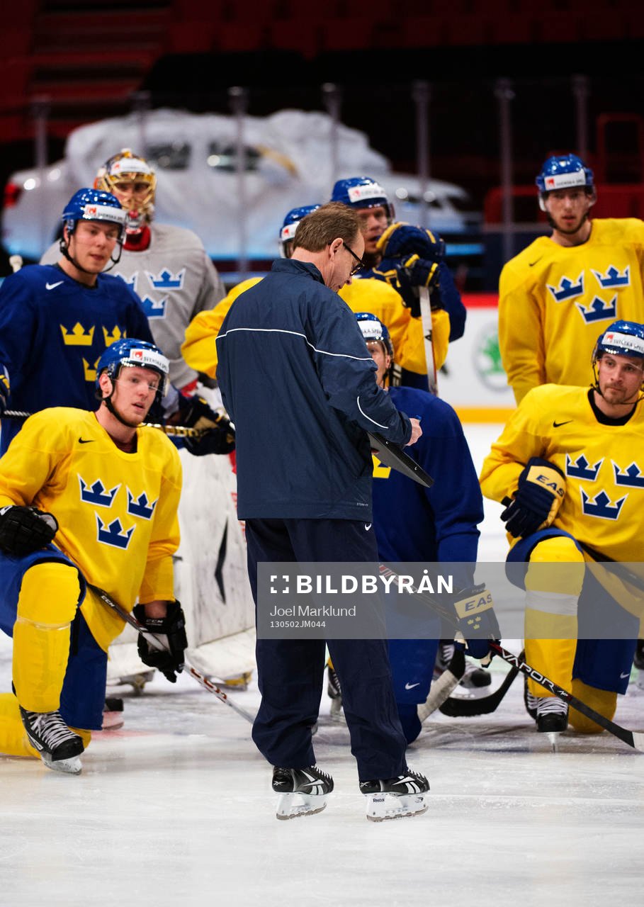Förbundskapten Pär Mårts har en genomgång