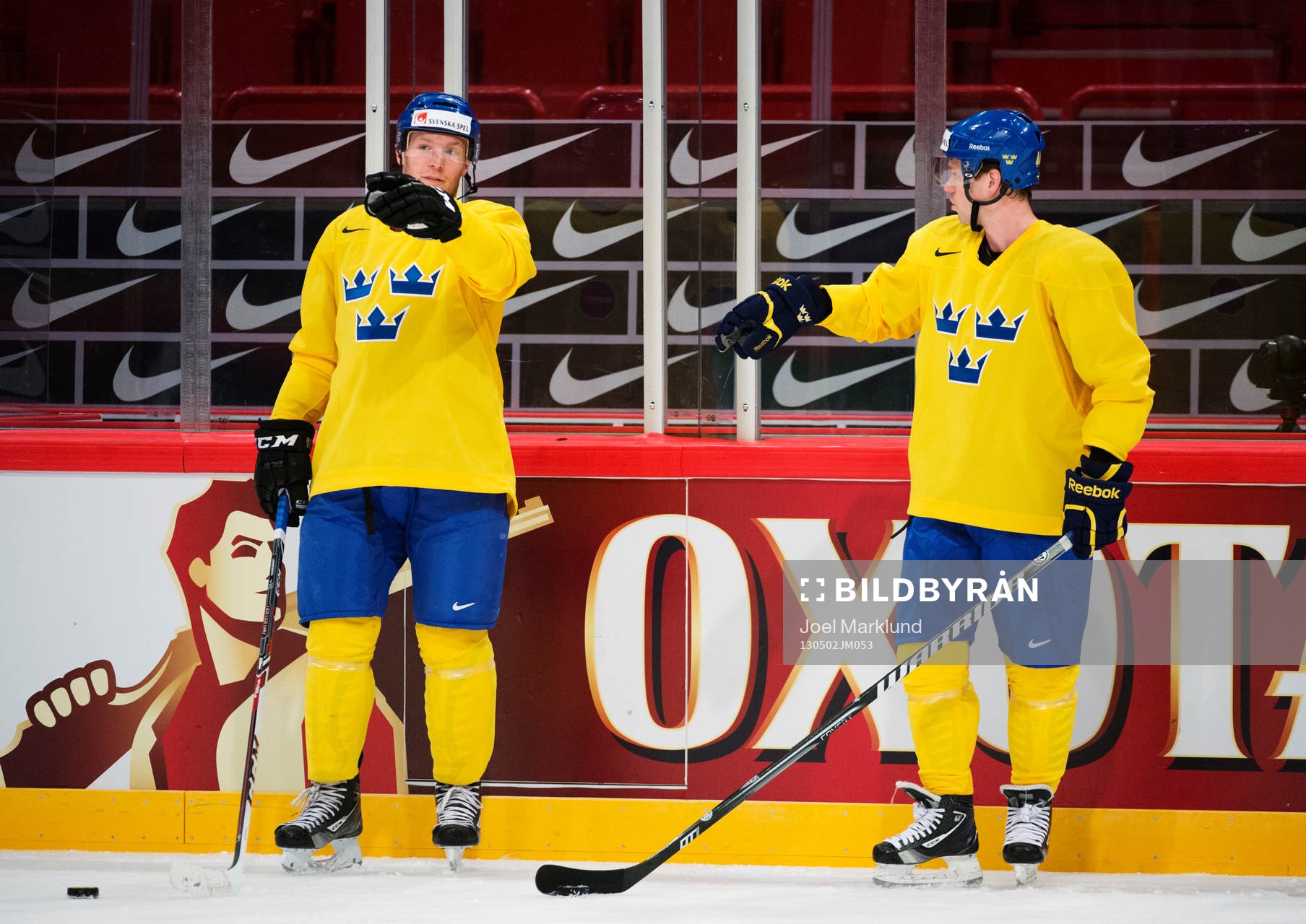 Gabriel Landeskog och Nicklas Danielsson i samspråk