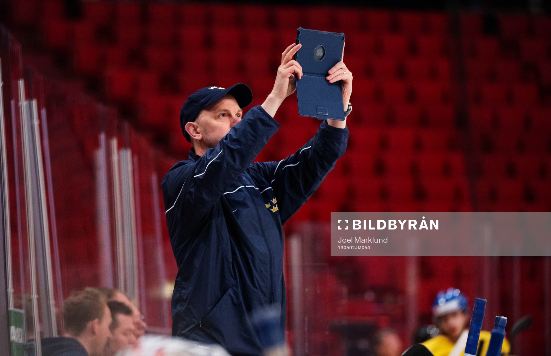 Målvaktstränare Stefan Ladhe filmar Sveriges träning