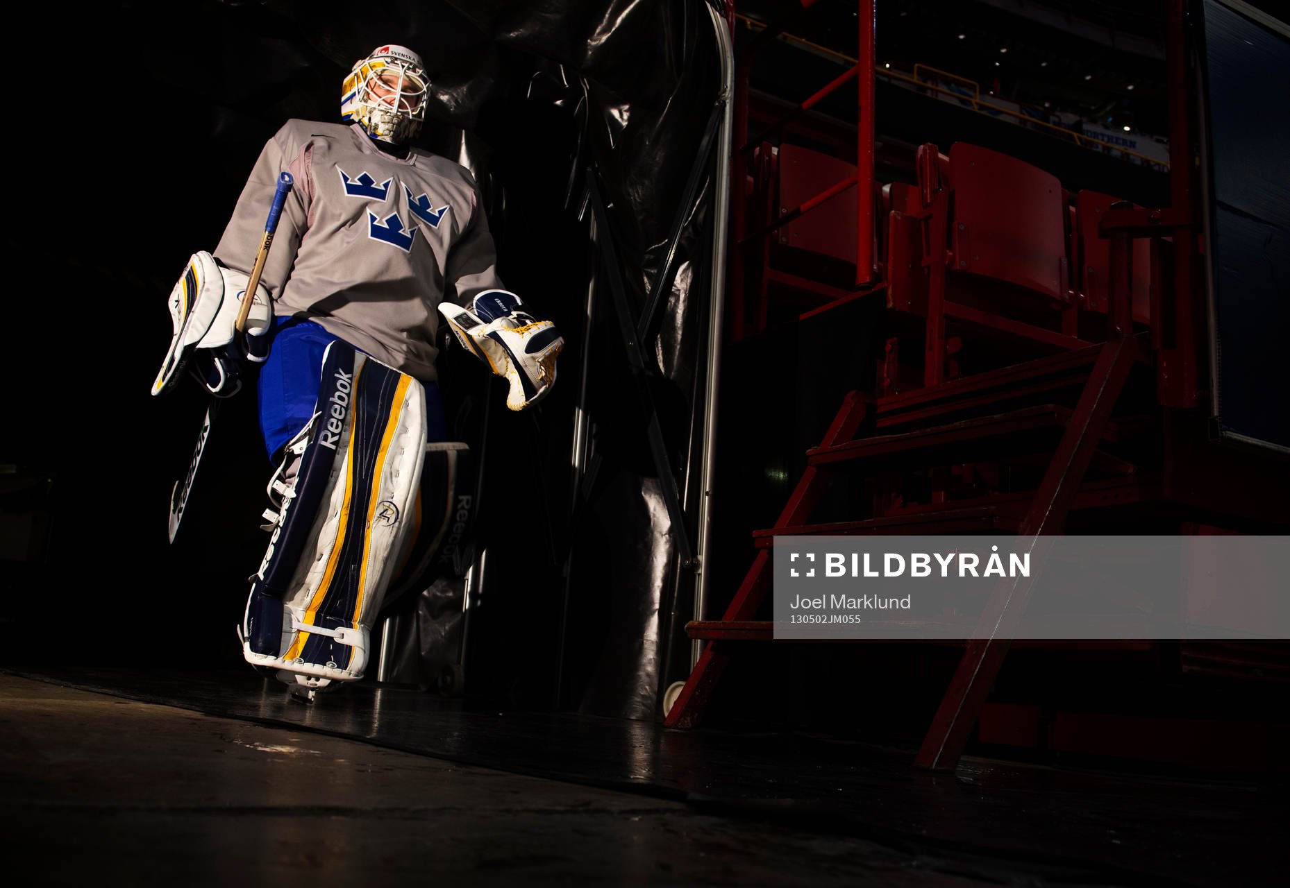 Jhonas Enroth på väg in till Sveriges träning