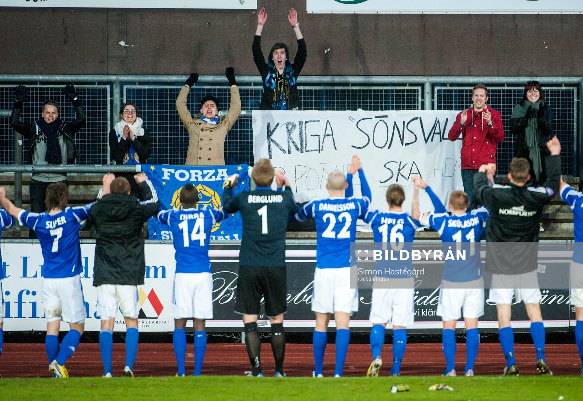 En liten men glad GIF Sundsvall-klack jublar