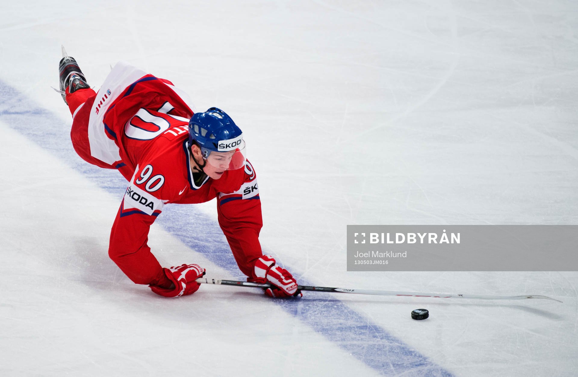 Tjeckiens Tomas Hertl faller i matchen mellan Tjeckien och