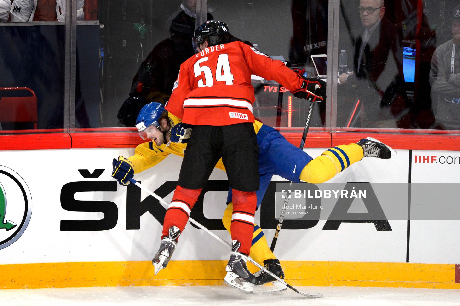 Sveriges Niklas Persson tacklas av Schweiz Philippe Furrer